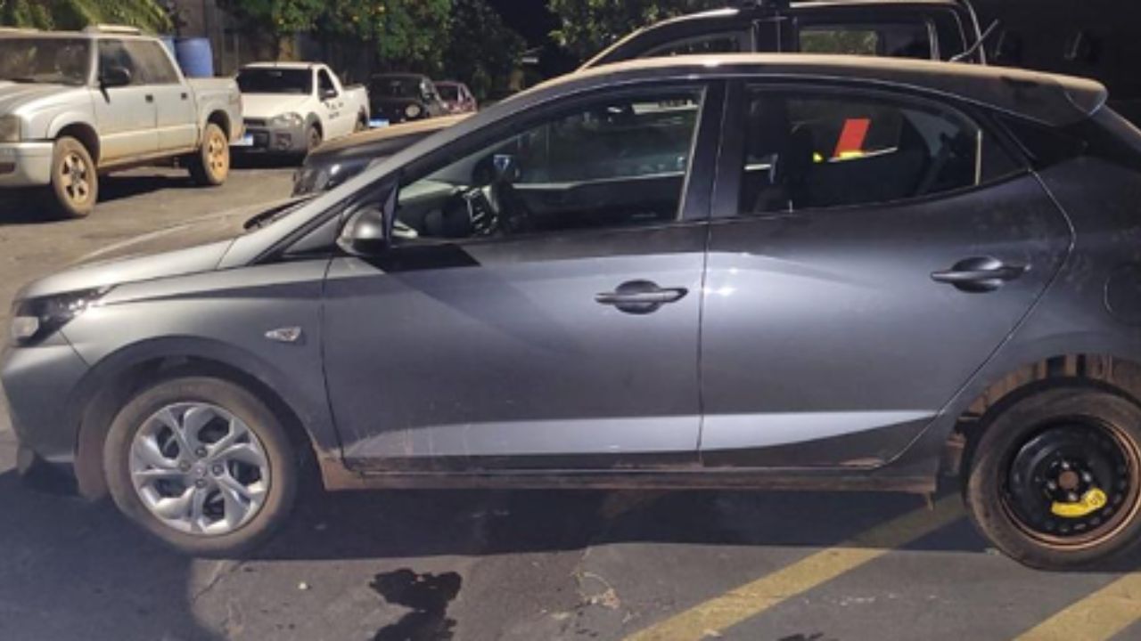 Carro furtado da locadora foi furtado pelos membros da facção. (Foto: Reprodução)