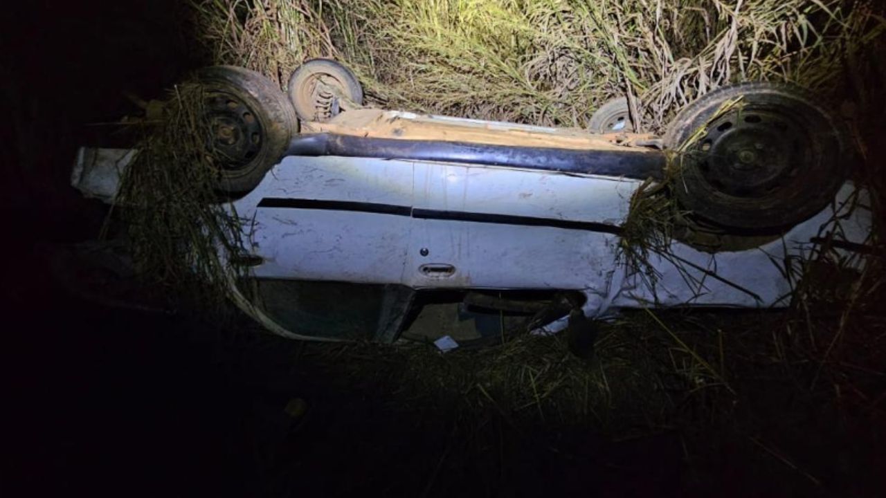 Carro saiu da pista após o acidente. (Foto: Reprodução)
