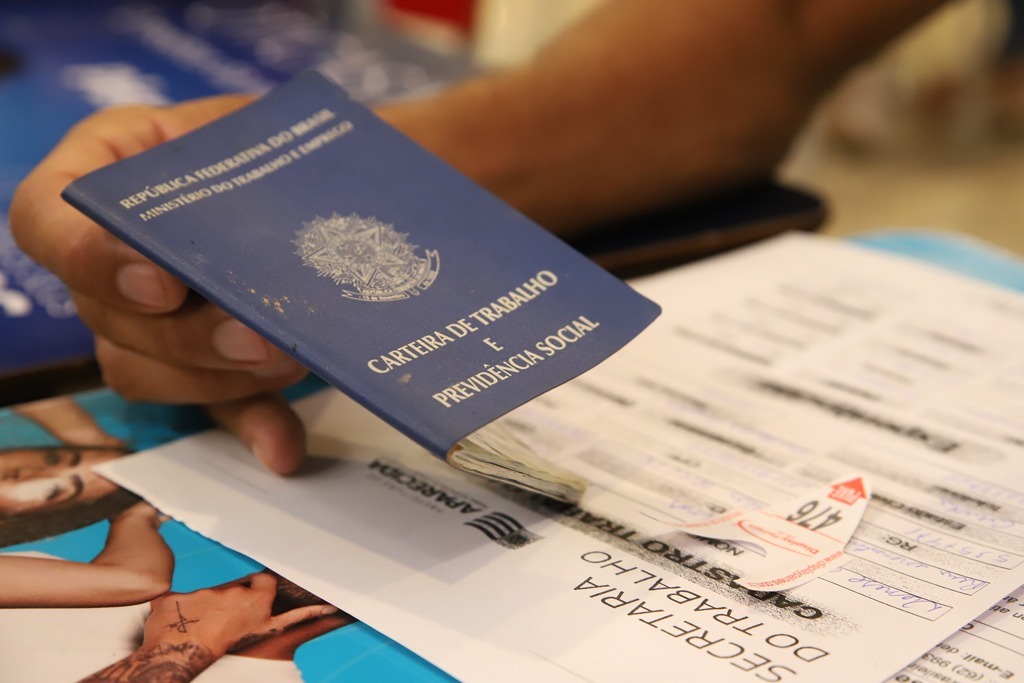 Carteira de Trabalho em processo seletivo. (Foto: Divulgação/Prefeitura de Aparecida de Goiânia)