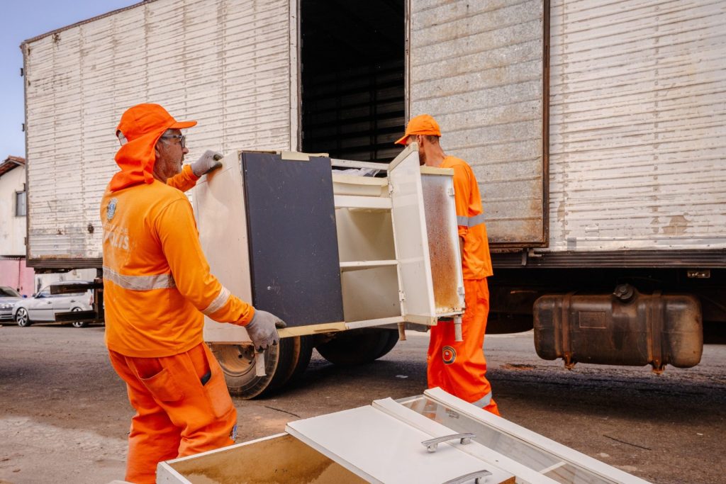 Equipes "Cata-Treco" realizando serviço de coleta. (Fotos: Paulo de Tarso/Prefeitura de Anápolis)