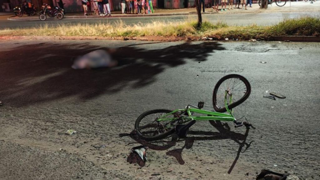 Ciclista foi atropelado pela viatura. (Foto: Reprodução)