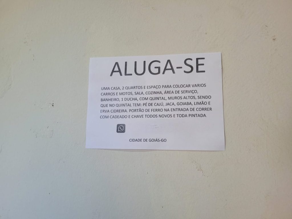 Placa menciona casa que está para ser alugada na Cidade de Goiás.