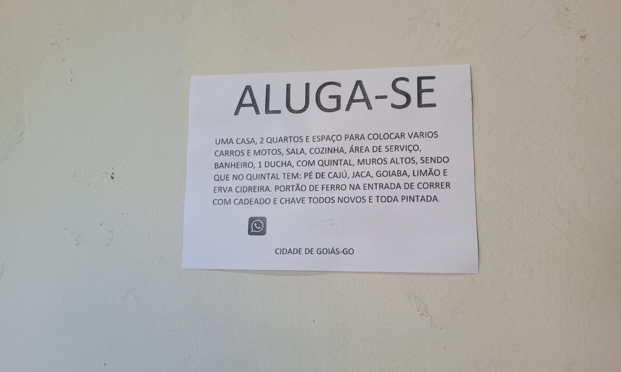 Placa menciona casa que está para ser alugada na Cidade de Goiás.