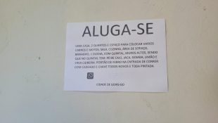 Placa menciona casa que está para ser alugada na Cidade de Goiás.