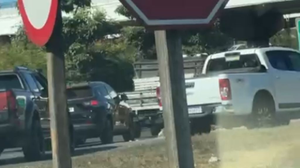 Colisão travou o trevo do Recanto do Sol. (Foto: Reprodução)