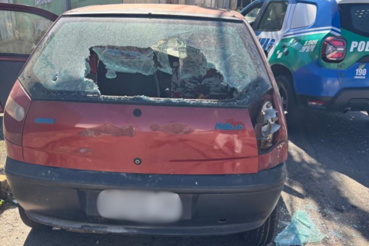Mulher destrói carro de ex-marido que dormia na casa de amiga em Anápolis