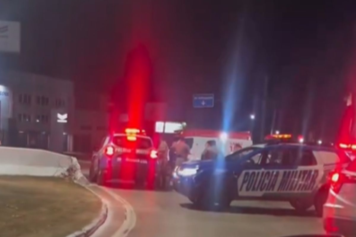 Motorista morre após ser esfaqueado e bater o carro em Goiânia