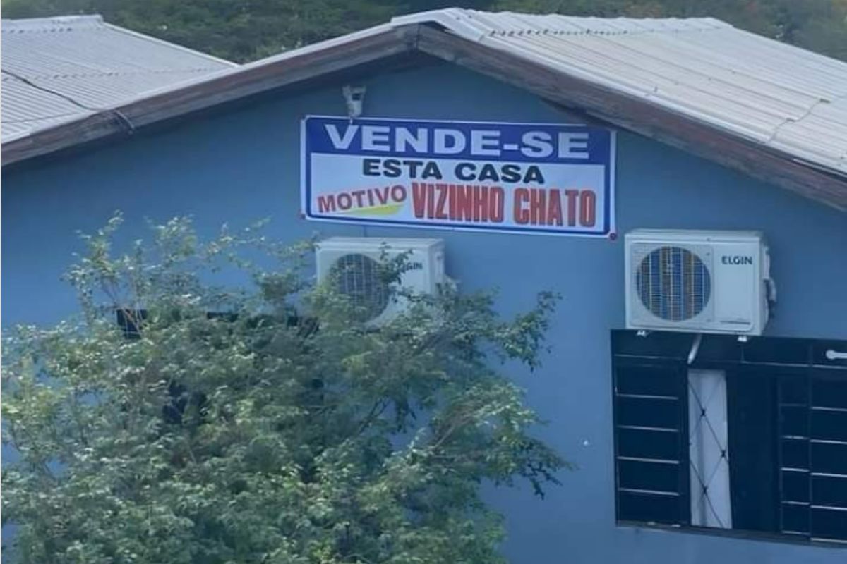 Placa chama atenção com motivo inusitado para vender casa