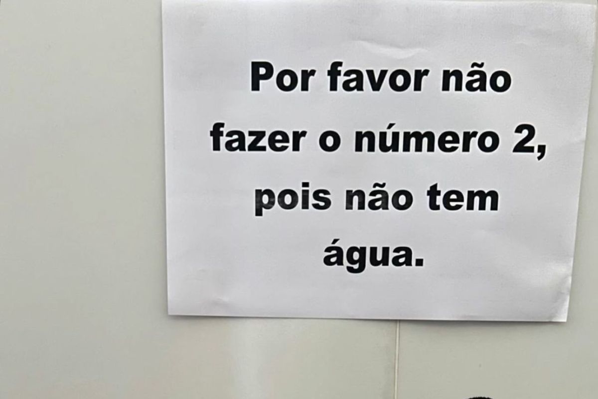 ‘Placa’ em banheiro de escola pública de Goiânia chama atenção