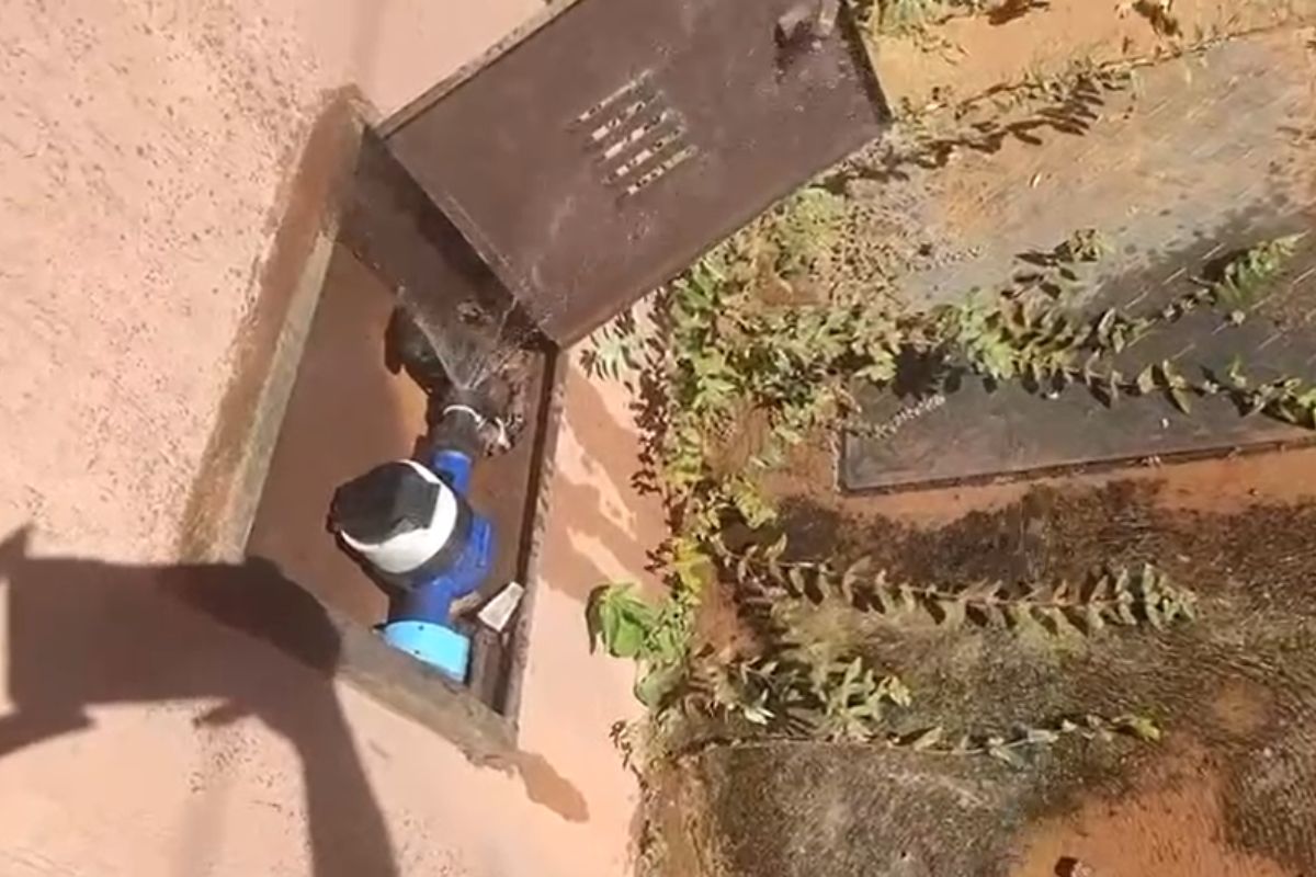 Moradora de Anápolis denuncia ter registro de água quebrado durante obras da Saneago: “vazamento para todo lado”