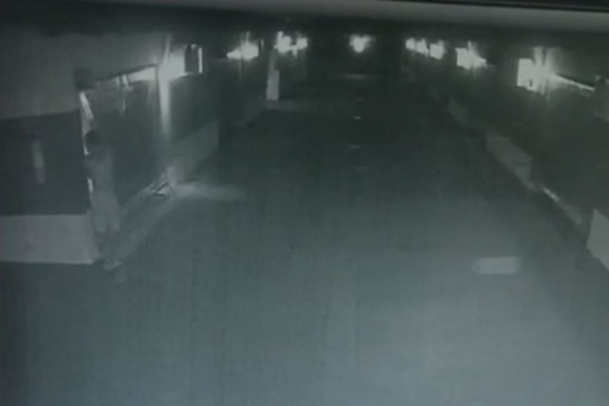 Com ajuda de lanterna, dupla rouba petiscos de quartos vazios em motel de Anápolis