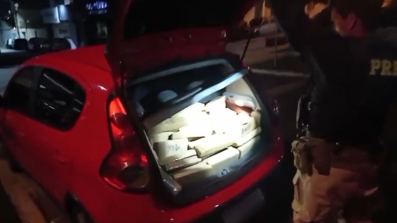 Drogas estavam no porta-malas do veículo em Anápolis. (Foto: Divulgação/PRF)