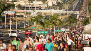Fiéis caminhando rumo à Romaria do Divino Pai Eterno. (Foto: Divulgação/Governo de Goiás)