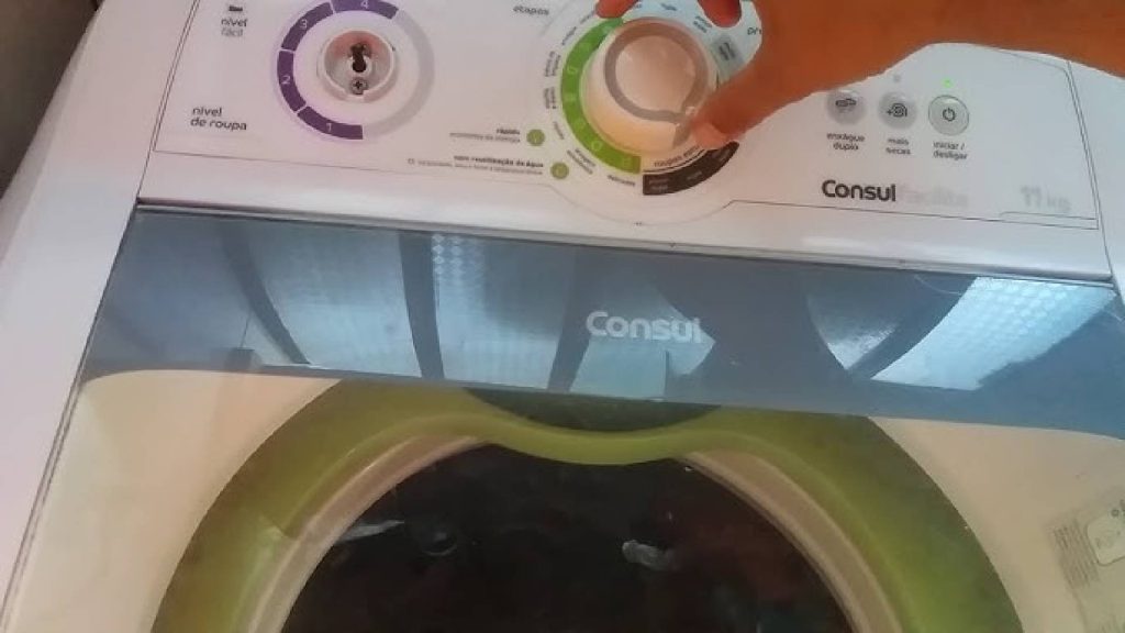 Função pouco usada da máquina de lavar serve para tirar manchas difíceis das roupas