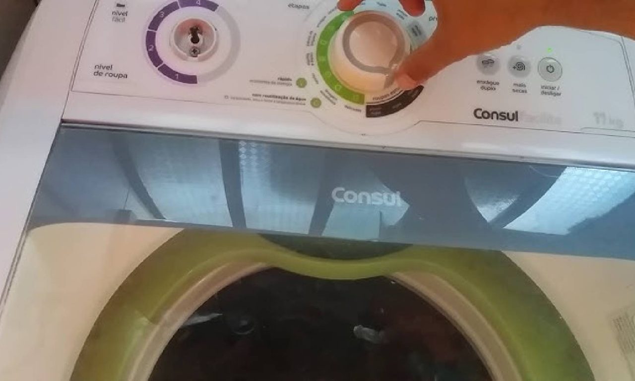 Função pouco usada da máquina de lavar serve para tirar manchas difíceis das roupas