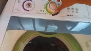 Função pouco usada da máquina de lavar serve para tirar manchas difíceis das roupas