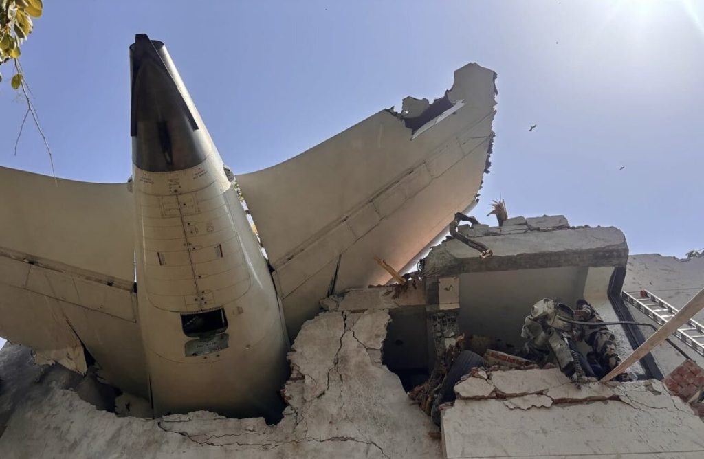 Avião com 242 pessoas cai após decolagem na Índia; destino era Londres