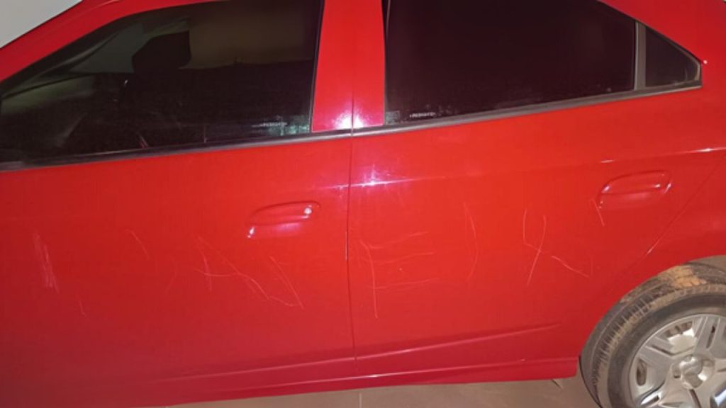 Homem riscou carro do vizinho da ex. (Foto :Reprodução)