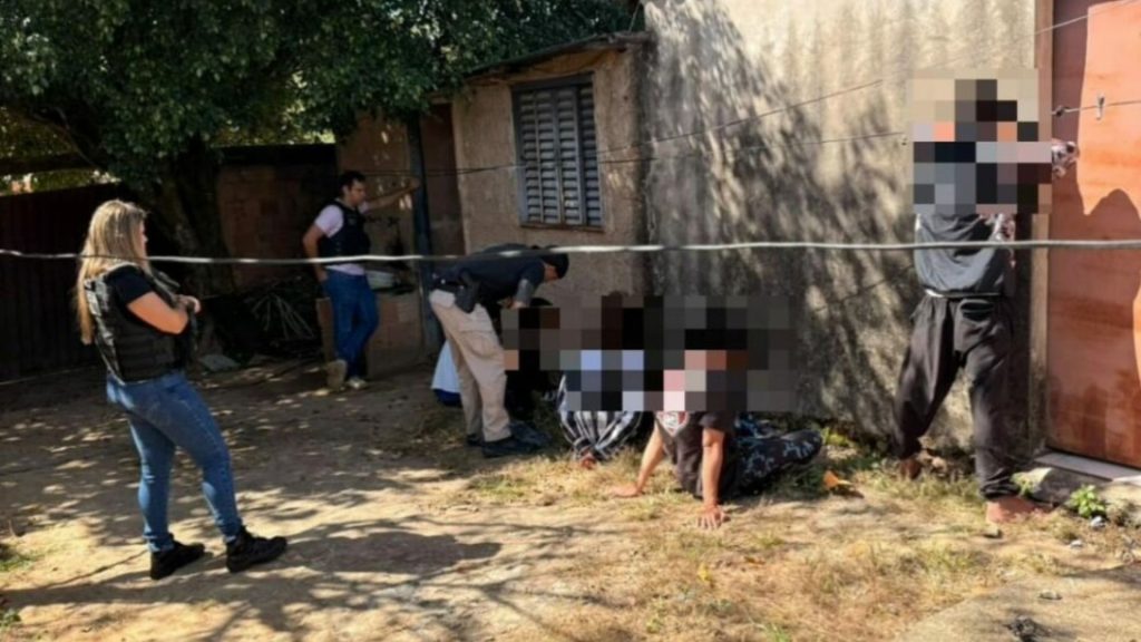 Dois envolvidos foram presos e um adolescente foi apreendido após denúncia da mãe da vítima.