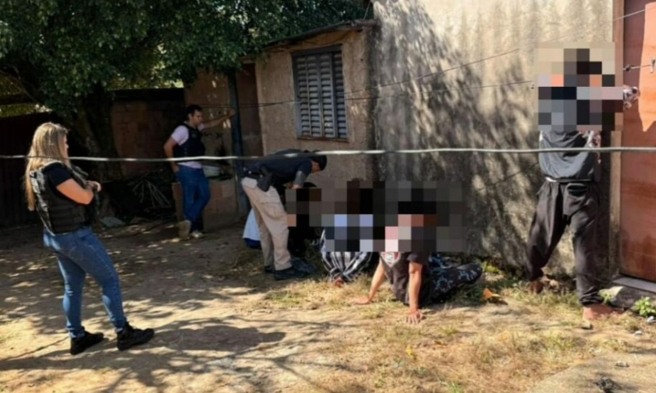 Dois envolvidos foram presos e um adolescente foi apreendido após denúncia da mãe da vítima.