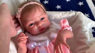 “Mãe” de bebê reborn entra na Justiça após ter pedido de licença-maternidade negado por empresa