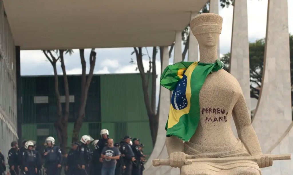 Mulher escreveu com batom "Perdeu, Mané", na estátua A Justiça. (Foto: Joedson Alves/Agencia Brasil)