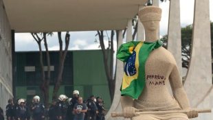 Mulher escreveu com batom "Perdeu, Mané", na estátua A Justiça. (Foto: Joedson Alves/Agencia Brasil)