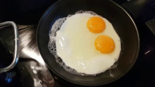 Segredo do ovo frito para não grudar na frigideira e ficar com a gema perfeita