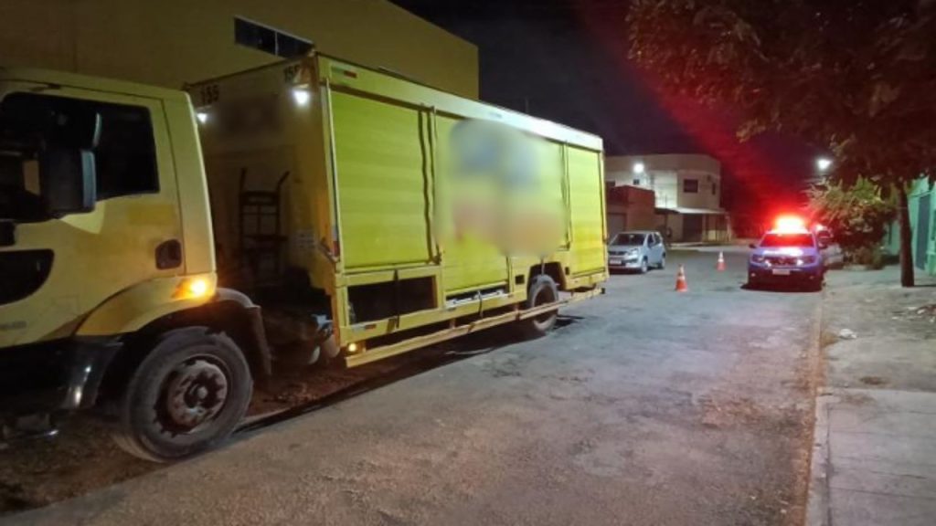 PM esteve presente no local do acidente com o motorista do caminhão. (Foto: Reprodução)