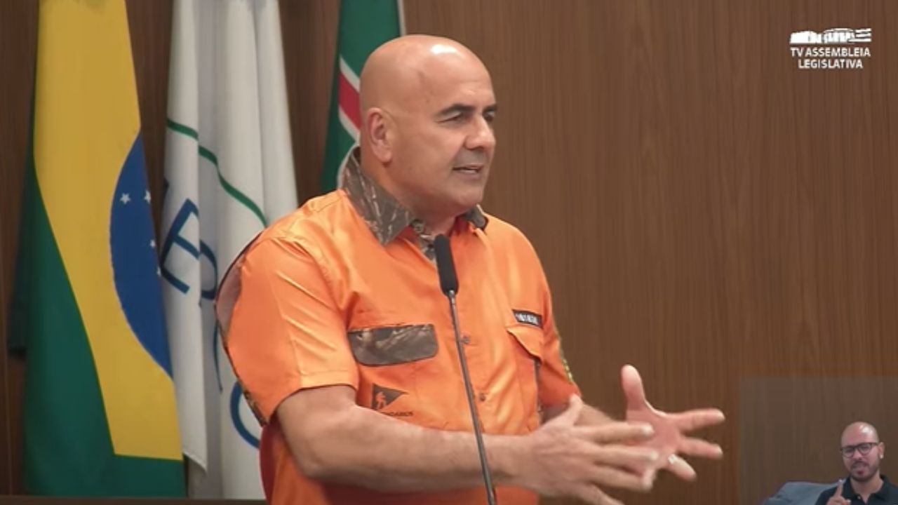 Deputado mostra roupa do Legendários na Alego