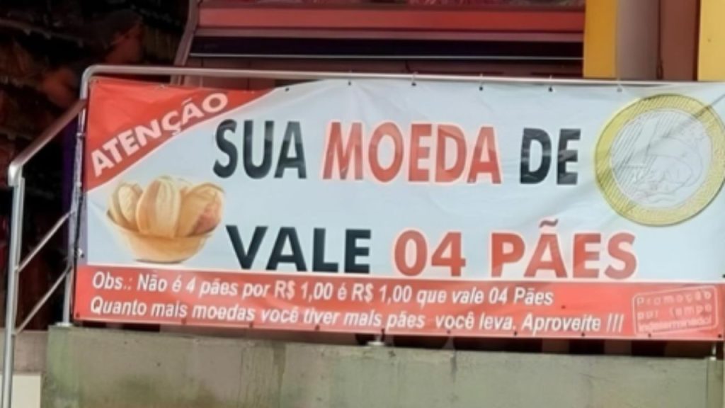 Placa deixou clientes confusos. (Foto: Reprodução/Redes Sociais)