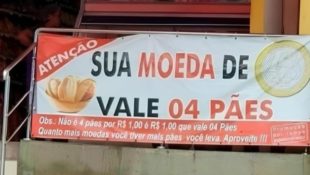 Placa deixou clientes confusos. (Foto: Reprodução/Redes Sociais)