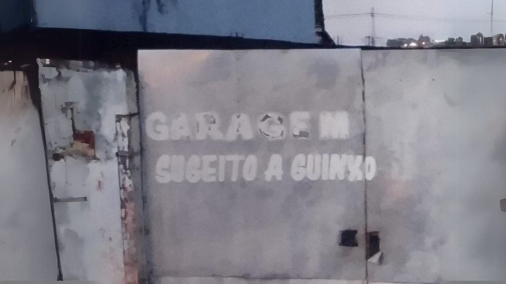 Placa chamou atenção pelos erros. (Foto: Reprodução)