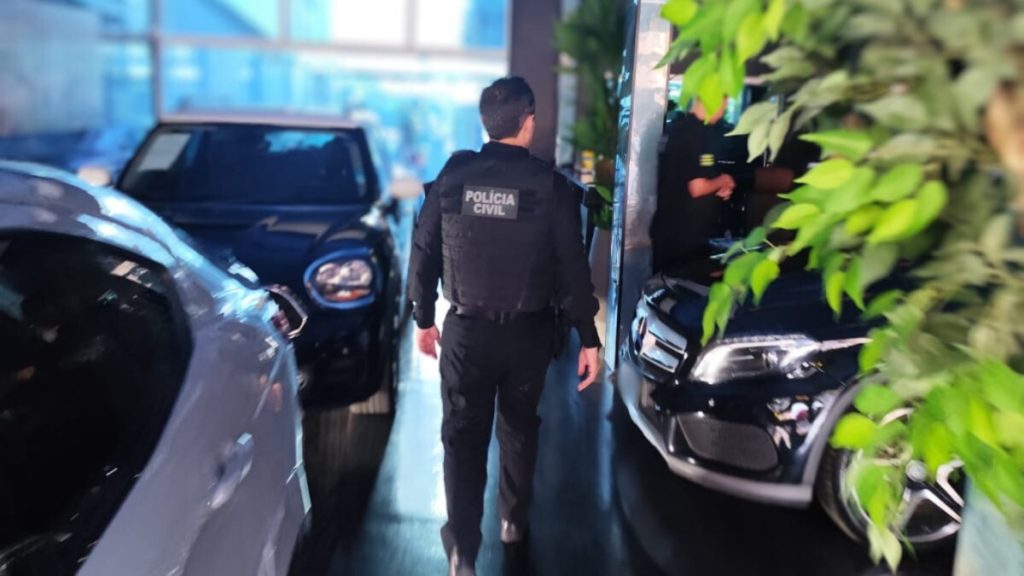 Polícia cumpriu mandados contra a suspeita, que teria aplicado golpes contra a loja de carros. (Foto Reprodução/PC)