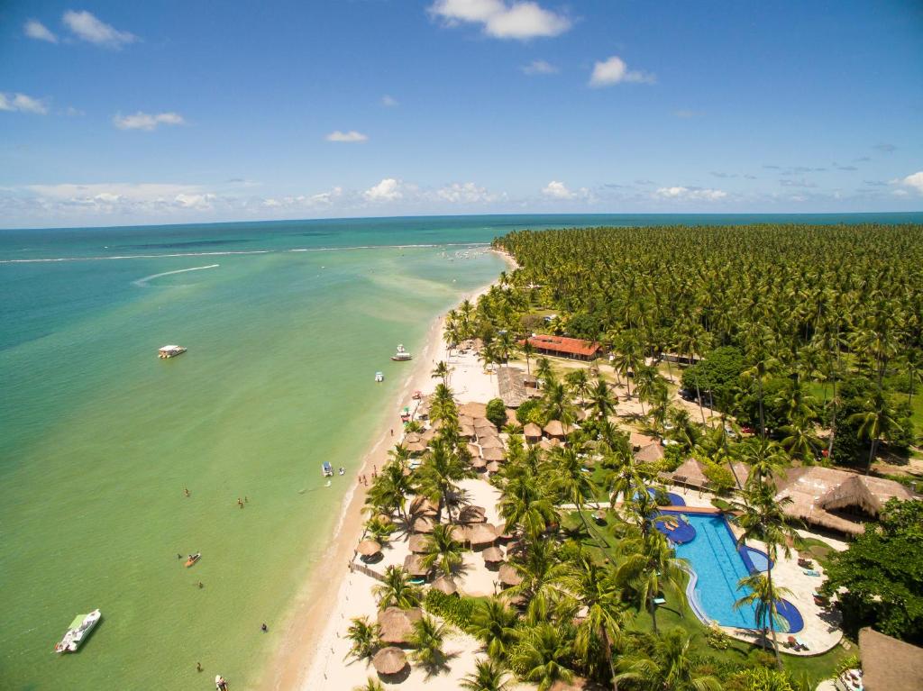 Conheça praia brasileira com águas calmas e cristalinas onde o tempo parece parar
