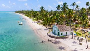 Conheça praia brasileira com águas calmas e cristalinas onde o tempo parece parar