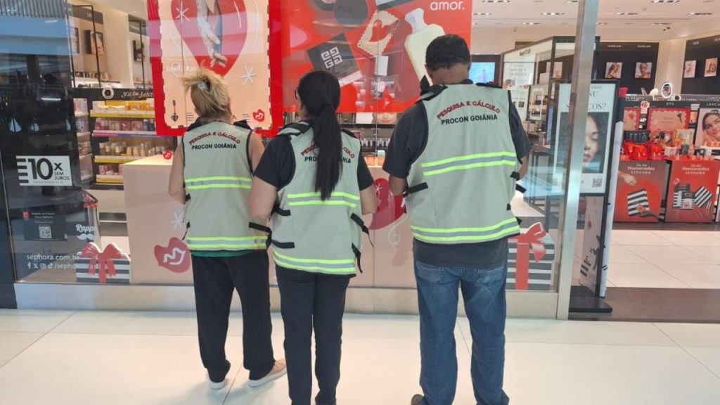 Procon Goiânia realizando fiscalização no Dia dos Namorados. (Foto: Divulgação/Procon Goiânia)