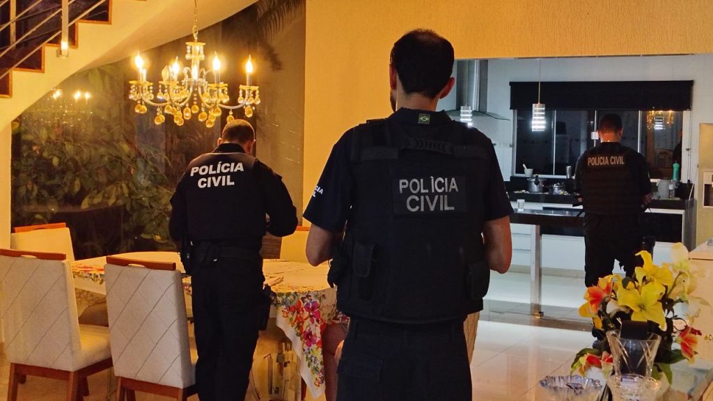 Suspeitos de emitirem notas fiscais falsos foram presos. (Foto: Divulgação/PC)