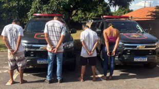 Suspeitos de sequestrarem motorista foram presos. (Foto: Reprodução)