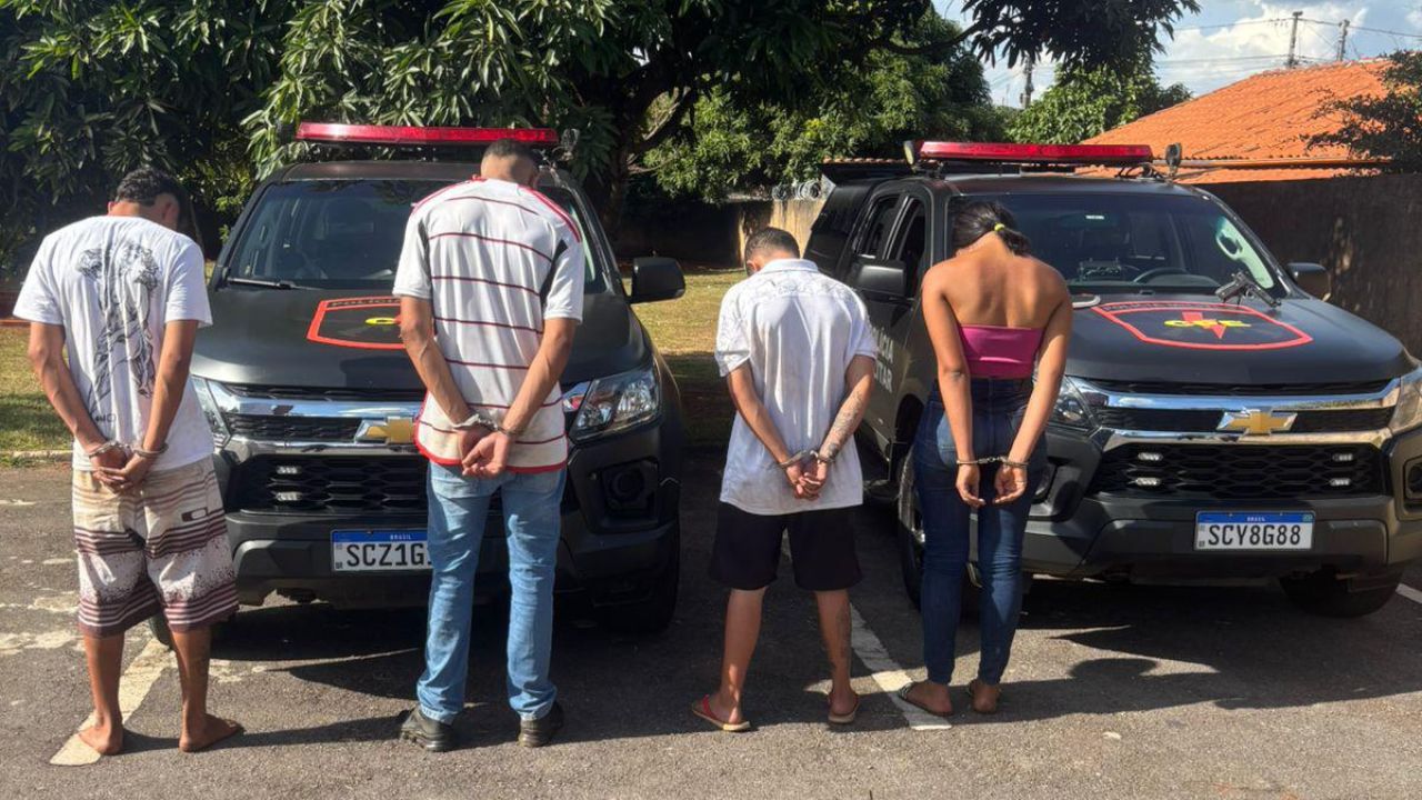 Suspeitos de sequestrarem motorista foram presos. (Foto: Reprodução)