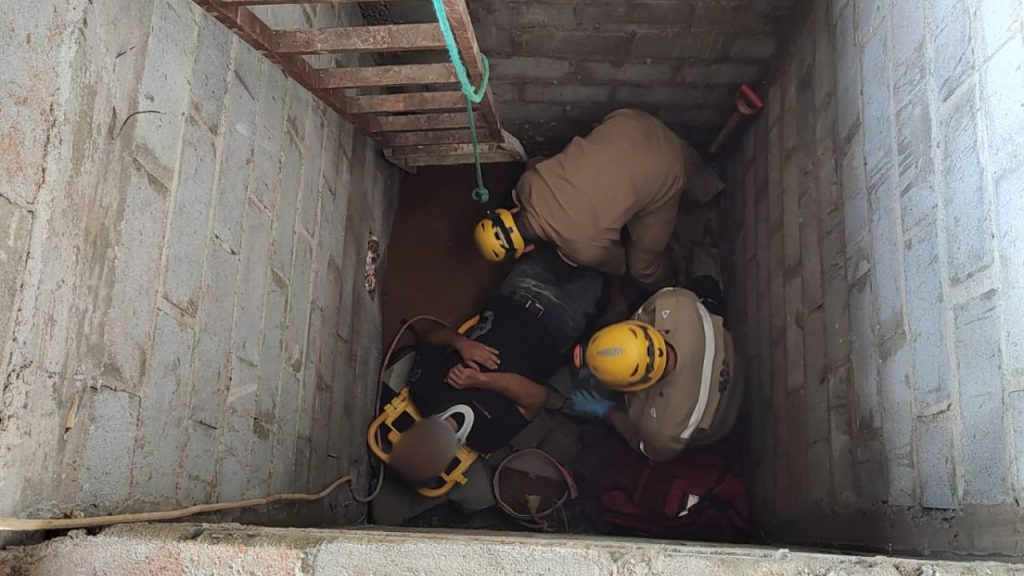 Trabalhador precisou ser resgatado pelos bombeiros. (Foto: Reprodução)