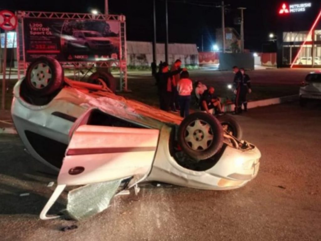Carro capotou após ser atingido por veículo que tentava fazer o retorno, resultando no acidente. (Foto: Reprodução)