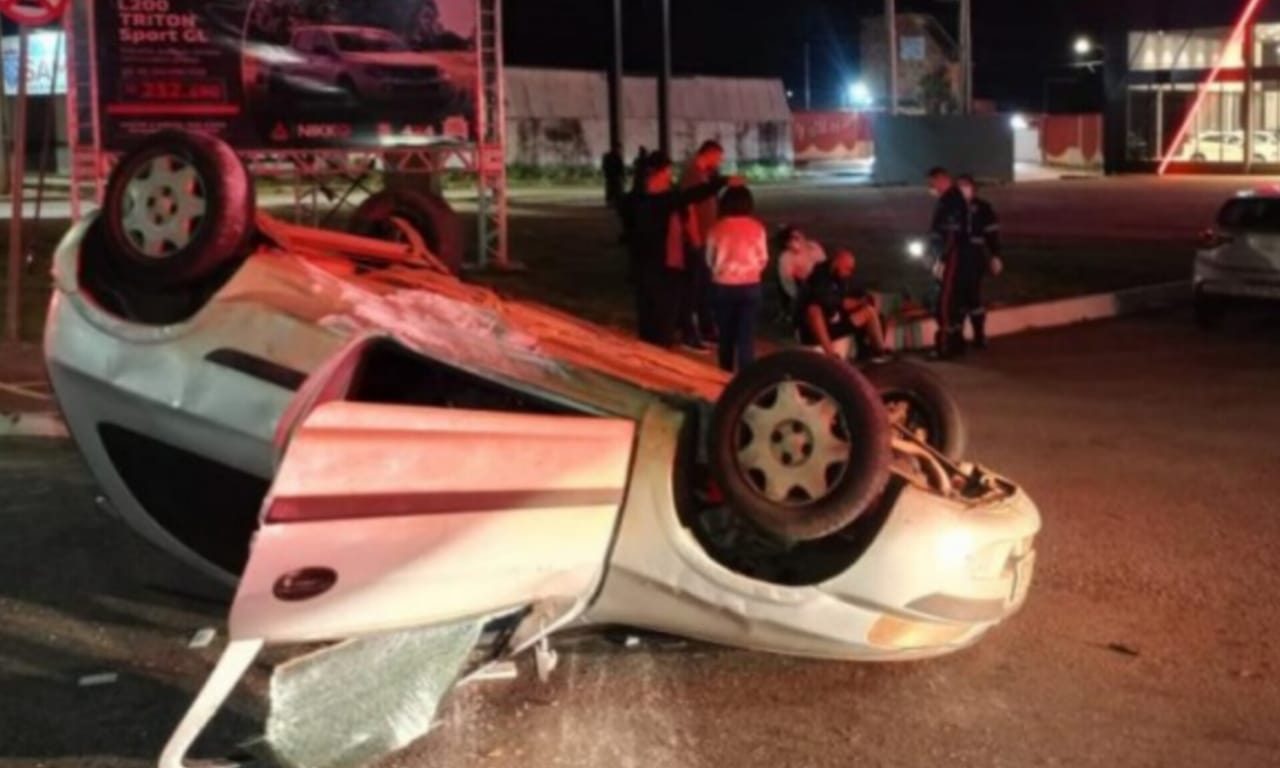 Carro capotou após ser atingido por veículo que tentava fazer o retorno, resultando no acidente. (Foto: Reprodução)