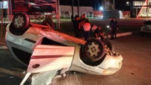 Carro capotou após ser atingido por veículo que tentava fazer o retorno, resultando no acidente. (Foto: Reprodução)