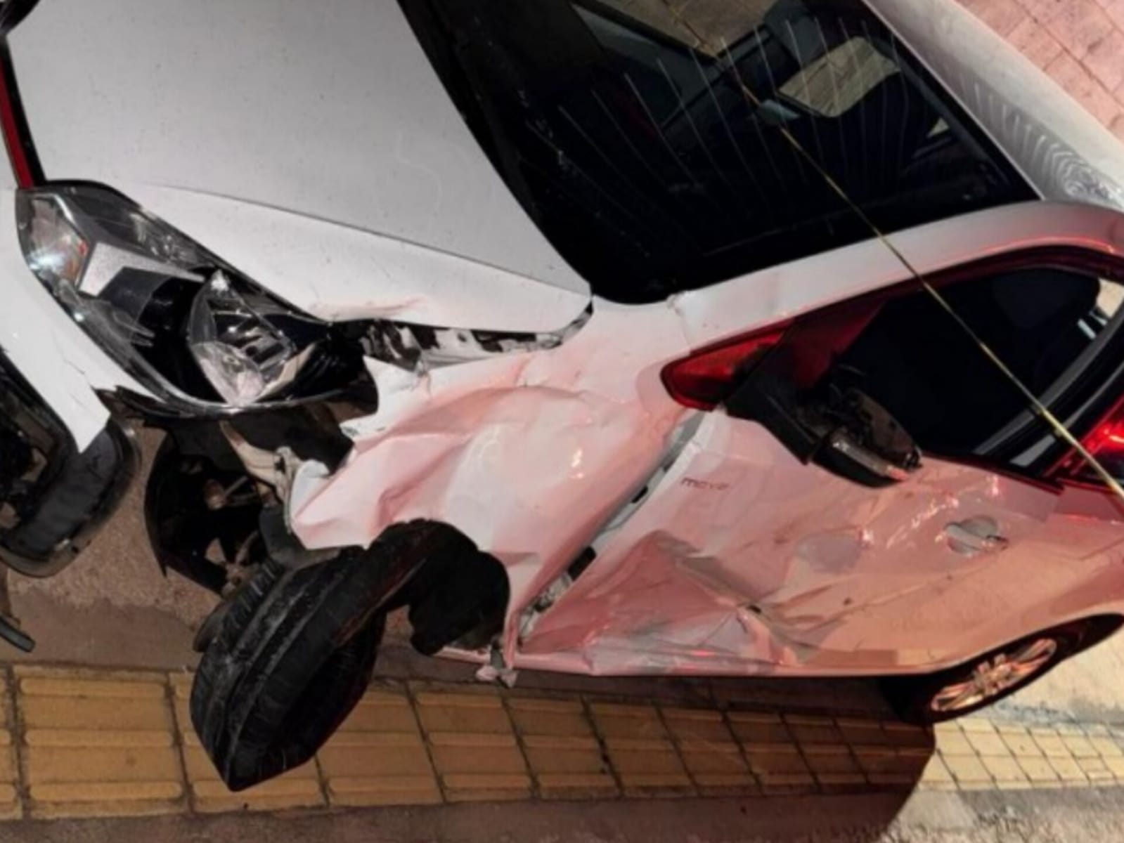 Carro ficou severamente avariado após o acidente. (Foto: Reprodução)