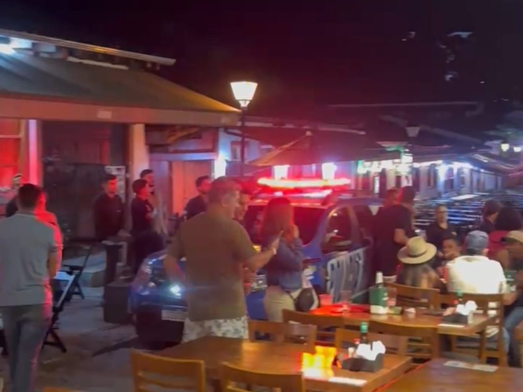 Confusão aconteceu na Rua do Lazer, em Pirenópolis. (Foto: Reprodução)