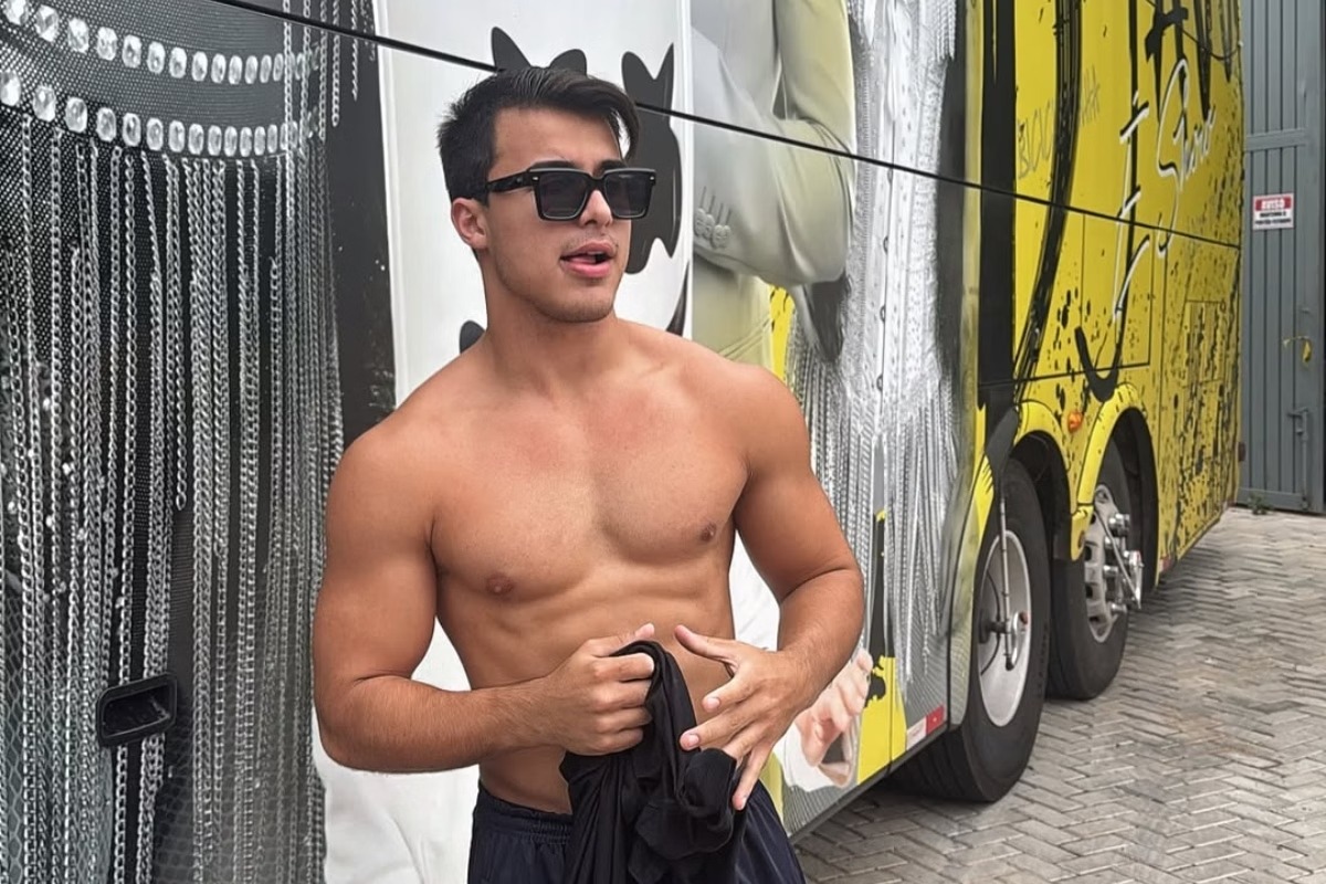 Cantor que confessou ser virgem é chantageado após mandar nudes para falso empresário