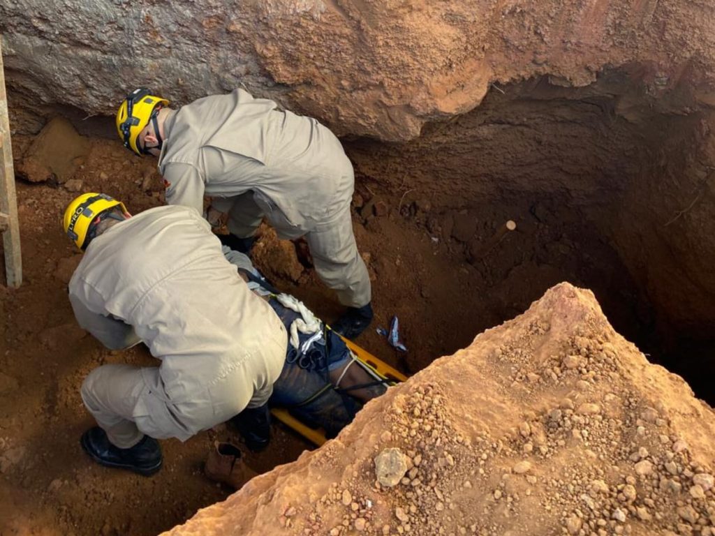 Vítimas ficaram soterradas após acidente em canteiro de obras de posto de combustível. (Foto: Reprodução)