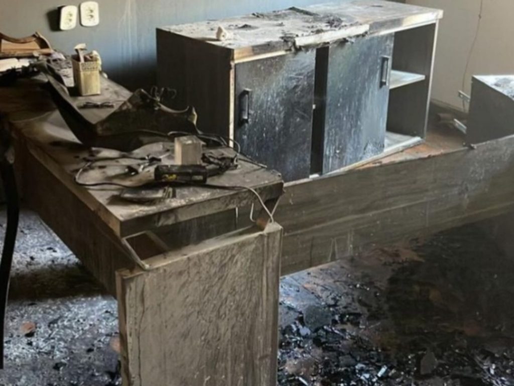 Escritório do advogado foi incendiado em Jaraguá. (Foto: Reprodução)