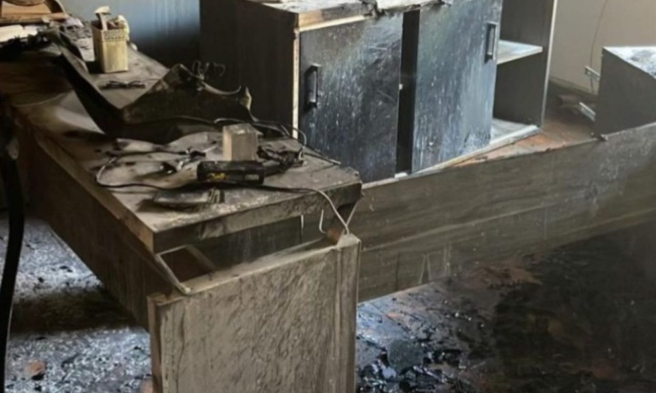 Escritório do advogado foi incendiado em Jaraguá. (Foto: Reprodução)